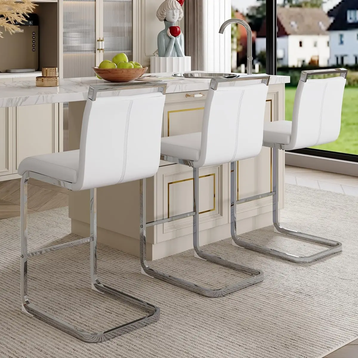 مجموعة مقاعد بار بارتفاع عداد مكونة من 3 قطع، مقاعد معدنية بيضاء بأرجل من الكروم الفضي، ودعم خلفي لجزيرة المطبخ
