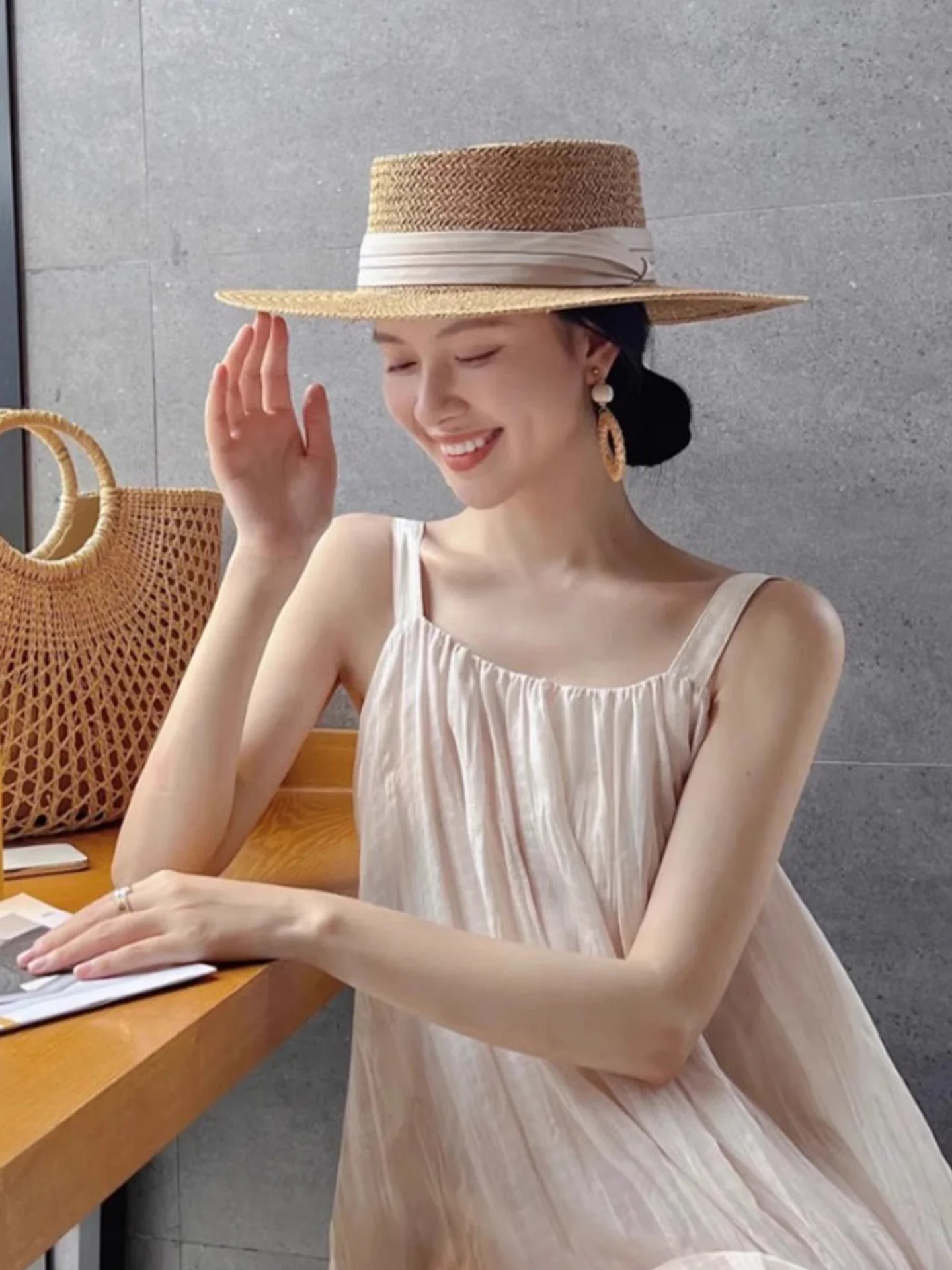 Panama Style Flat Top Straw Hat Women's Summer Beach Vacation Sun Protection Hat British Style Woven Straw Cap Adjustable Size