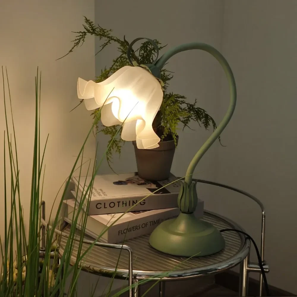 

Настольная лампа, светодиодный светильник для чтения, прикроватный винтажный ночник с цветочным узором, 3 цветовых режима, милые прикроватные лампы для декора, с лампочкой E26