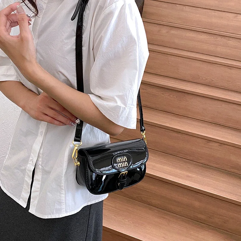 

Classic High-End Clutch Purse For Business Women Featuring Trendy Letter Logo And Elegant Solid Color