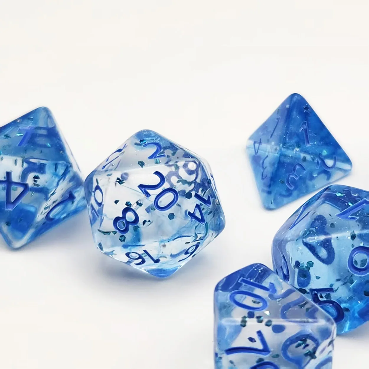 

A Set of 7 Transparent Blue Acrylic Dice with Glittering Points, Suitable for Leisure, Games, and Entertainment