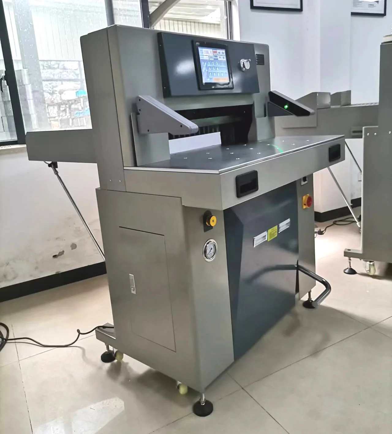 68CM Paper Cutting Machine Guillotine Hydraulic Paper Cutter Machine With Air Bed Table