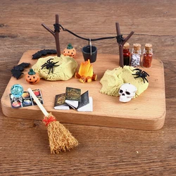 1 zestaw 1:12 domek dla lalek miniaturowy Halloween Horror zabawka nietoperz czaszka głowa miotła pająk dyniowa głowa magiczna książka ozdoba DIY zabawka