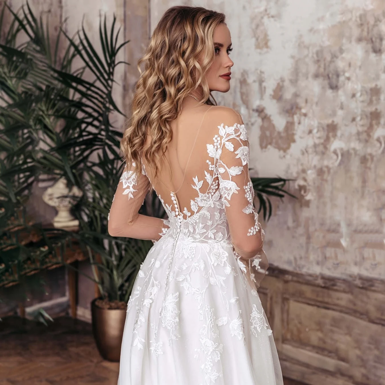 Fotografia 4: Vestido de noiva renda mangas longas costas em V botões pérola fenda alta corte evasê tule cor marfim tamanhos personalizados, ideal para casamento praia e jardim modelo elegante para cerimônias ao ar livre