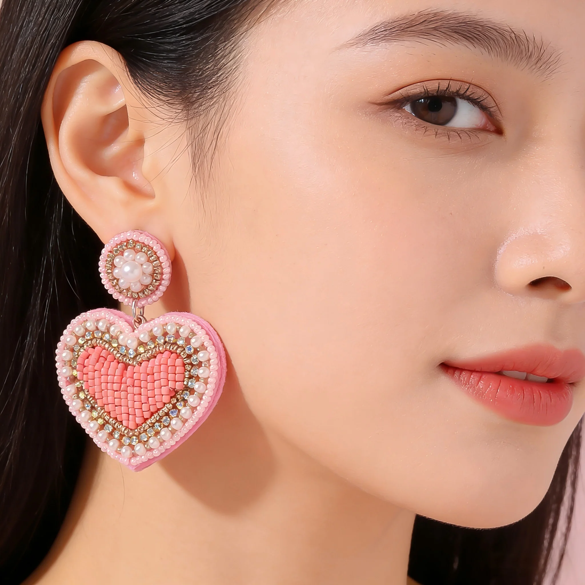 Estos pendientes artesanales con cuentas de arroz en forma de corazón son perfectos para que las mujeres los usen todos los días y son maravillosos regalos para ella o para ti.