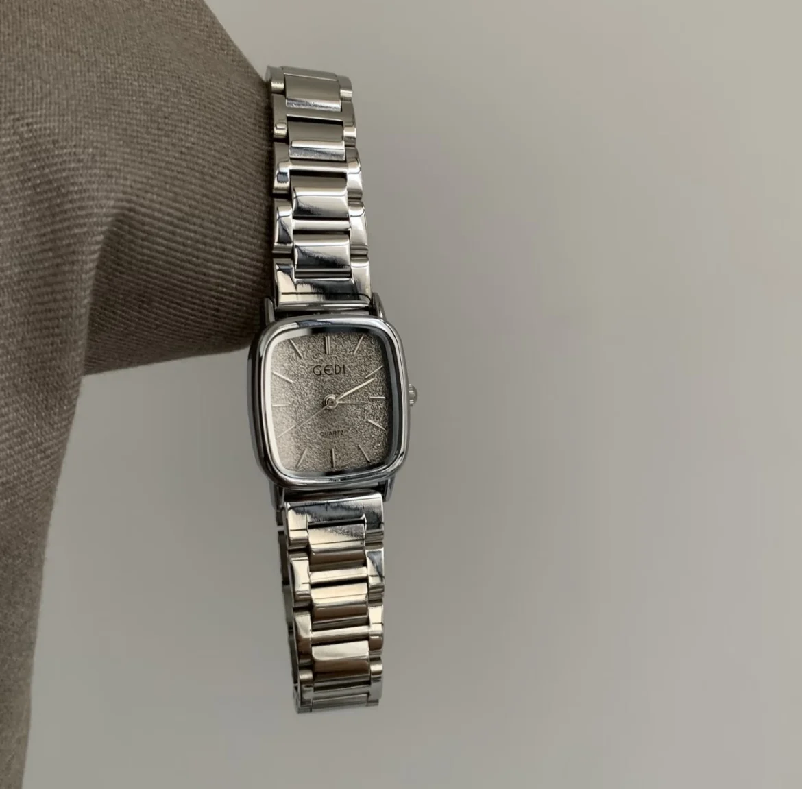 Exquisite ladies' watch, square frosted disc, elegant and high-end workplace watch, fashionable and luxurious women's watch