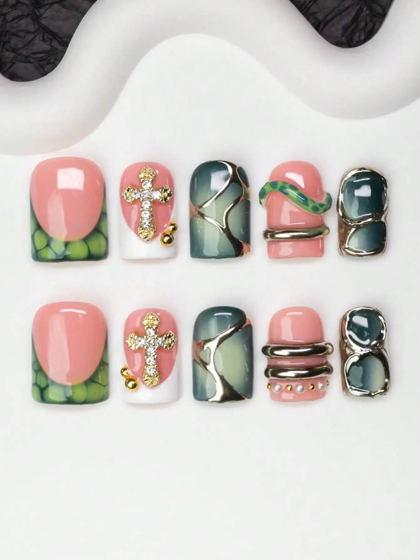 

10 штук/набор квадратных украшений для ногтей ручной работы, в форме креста, с эффектом жидкого металла, с бусинами, подходят для вечеринок, повседневного ношения.