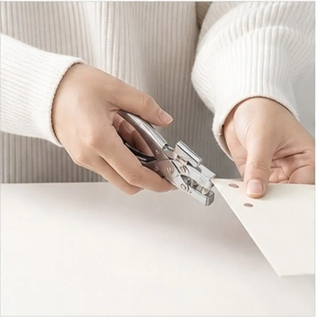 perforadora-de-un-solo-orificio-tamano-compacto-diseno-ergonomico-para-usar-con-la-mano-ideal-para-trabajos-de-oficina-manualidades-encuadernacion-de-hojas-sueltas-albumes-de-recortes-y-albumes-de-fotos
