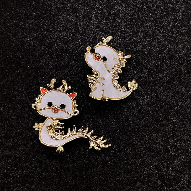 

High-end niche fashion cartoon zodiac dragon brooch, decorated with cute pins and anti-glare alloy brooch