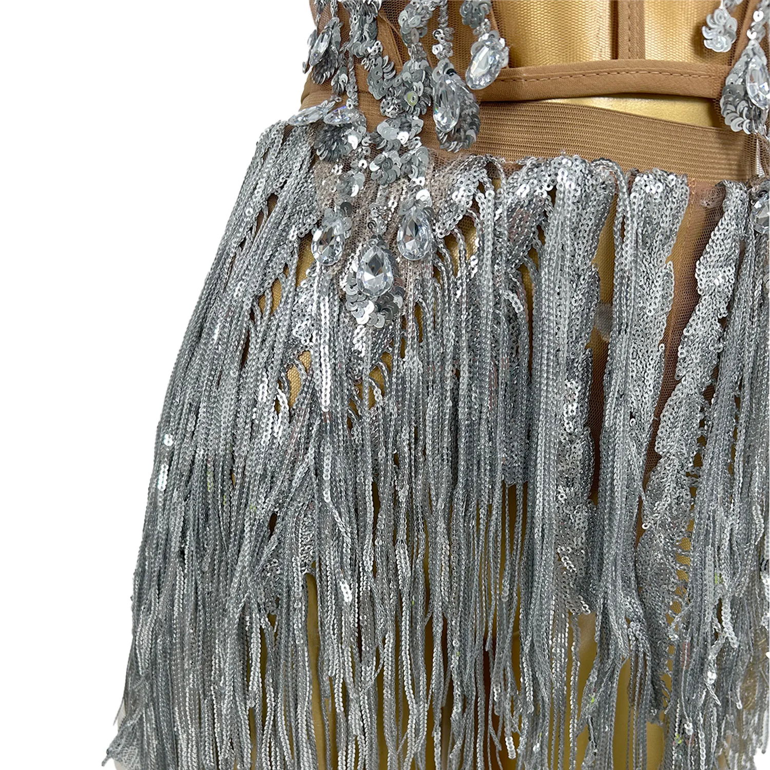 ชุดเซ็ต 2 ชิ้น เสื้อครอปท็อปประดับคริสตัลและเลื่อมวิบวับ พร้อมกระโปรงมินิสเกิร์ต แต่งพู่ห้อย เหมาะสำหรับงานวันเกิด งานปาร์ตี้ งานแสดงบนเวที ชุดเต้นลาตินอเมริกัน