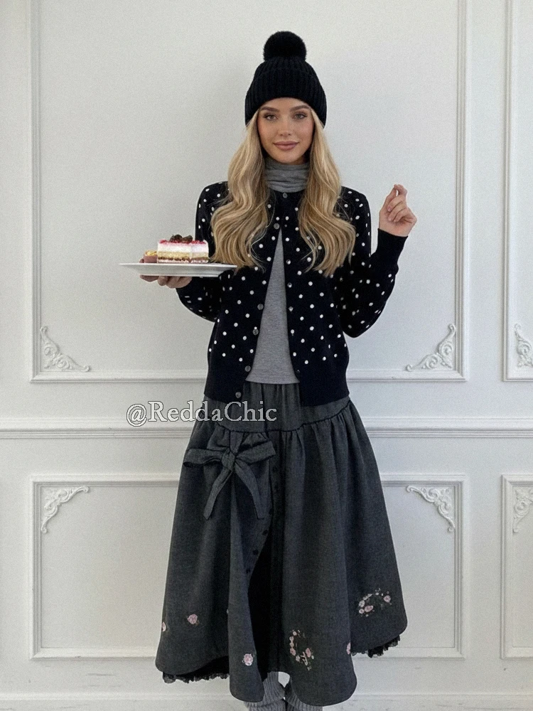 REDDACHiC Kawaii Spódnica Jeansowa Damska z Kokardą, Haftowane Kwiaty, Zapinana na Guziki, Elastyczna Talia, Długa Spódnica w Stylu Mori, Do Noszenia na Co Dzień