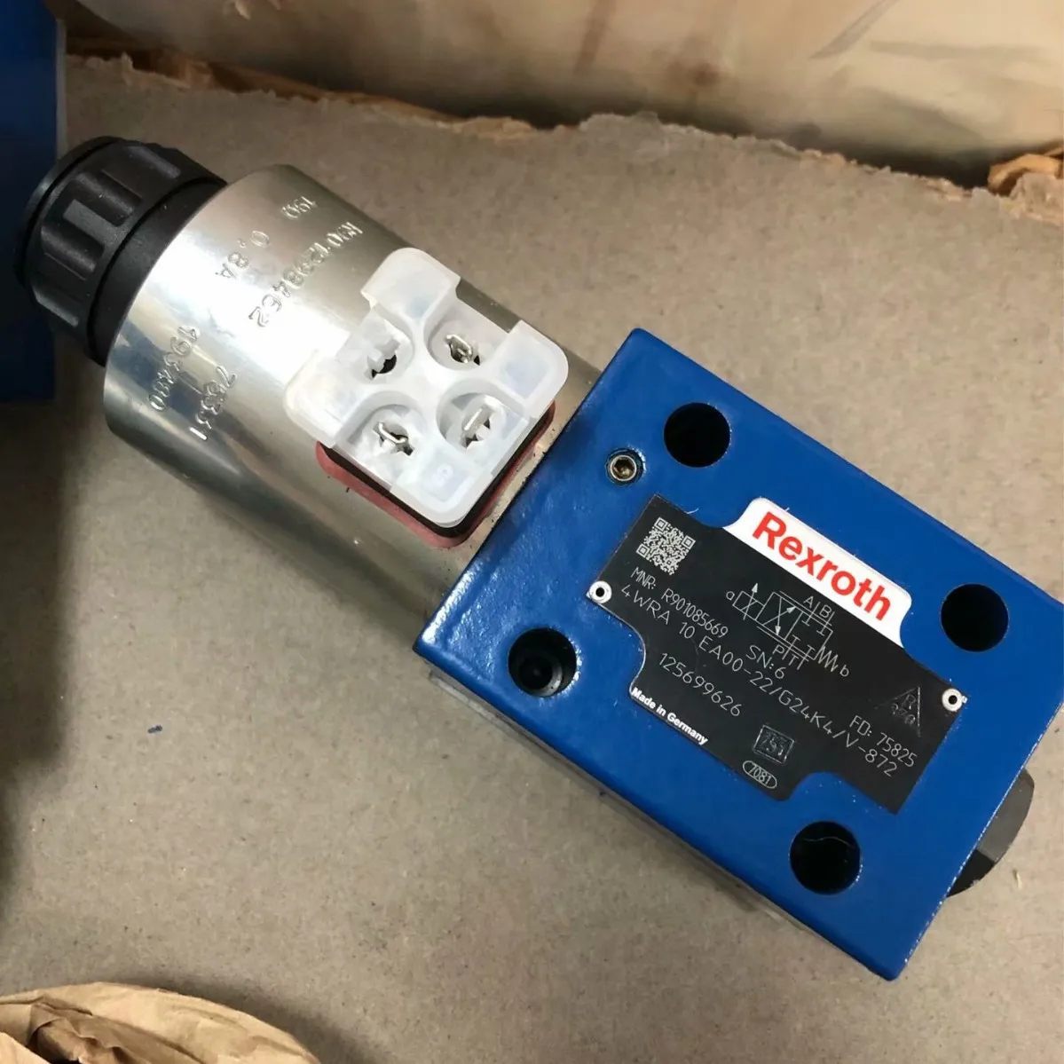 Rexroth Proportional Directional Valve R900724343 4WREE10EB75-2X/G24K31/F1V