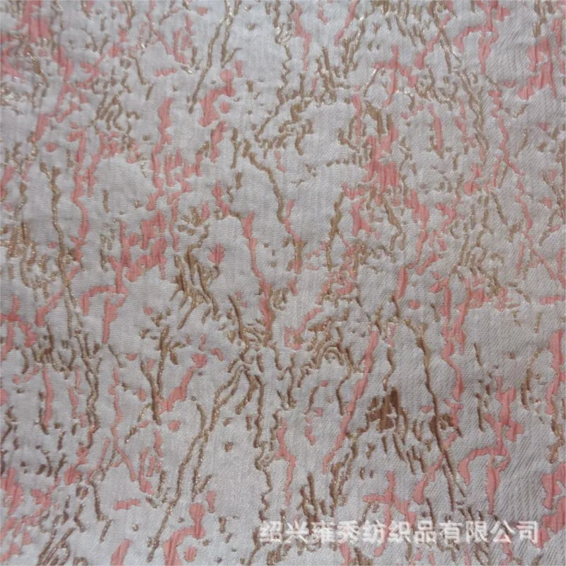 The fashion dress is made of gold thread jacquard bark wrinkle fabric with precise color weaving and large patterns