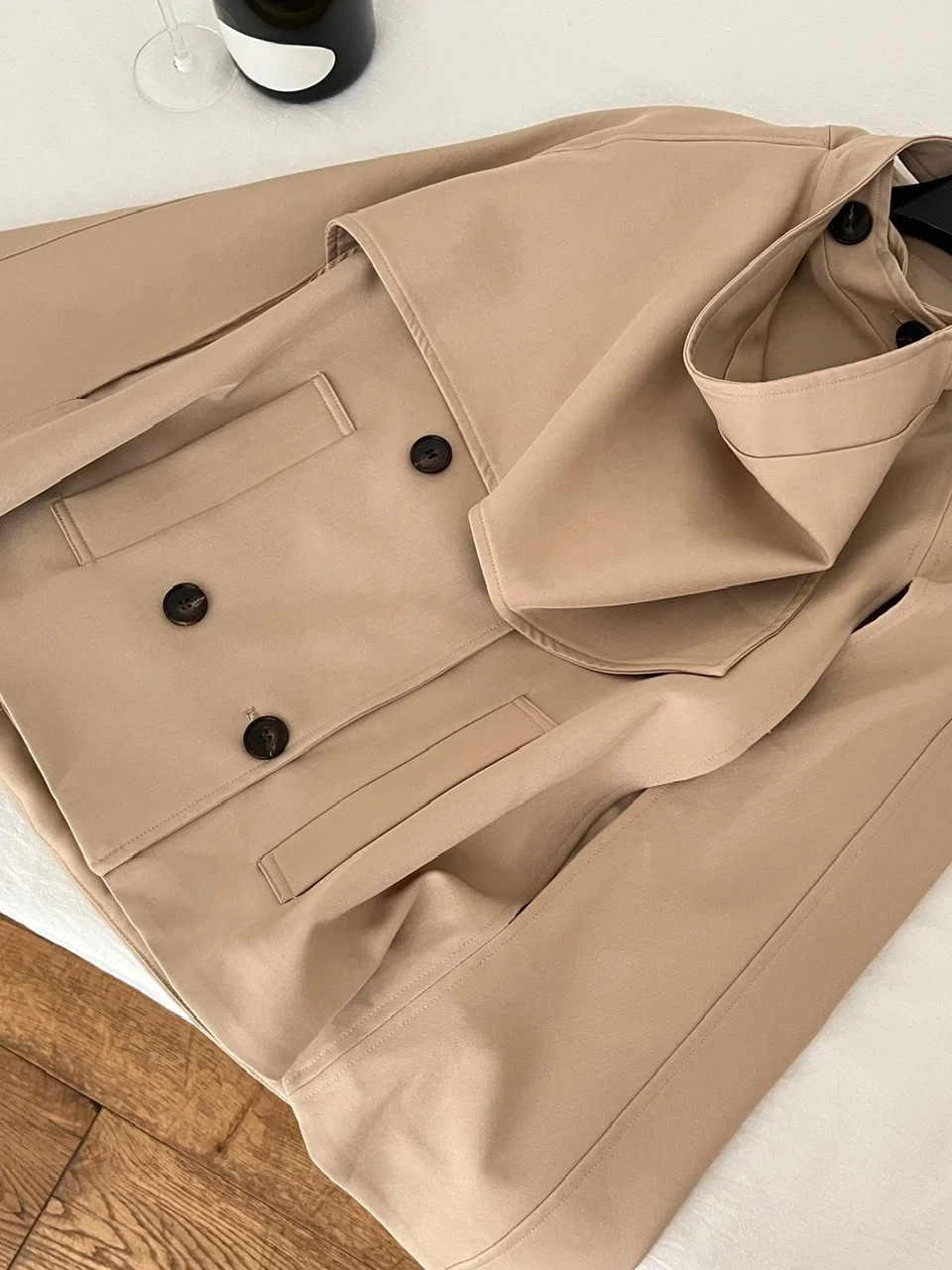 레트로 브리티 슬레 더블 로우 버튼드 클로크 숄더 패드 탑 엘레 디자인 고품질 윈드브레이커 여성용 아우터웨어