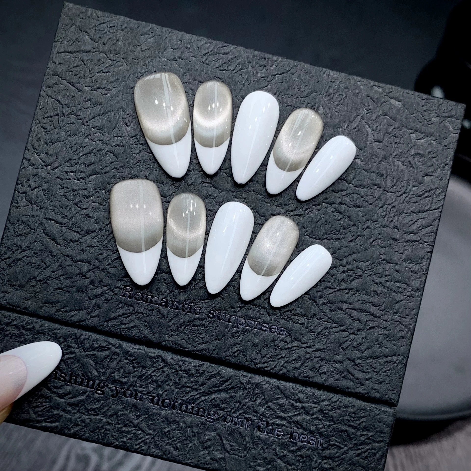 10 Stück handgemachte Nägel zum Aufdrücken, französisches Katzenauge, Glitzer, weiß, schlichtes Diamant-Dekor, künstliche Nägel, tragbar, vollständige Abdeckung, Mandel-Nagel ﻿ ﻿