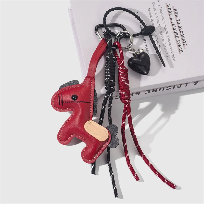 Colgante de cuero con diseño de dibujos animados de pony, llavero de pony de cuero PU ligero, colgante de caballo estilo vintage para bolso con cuerda.