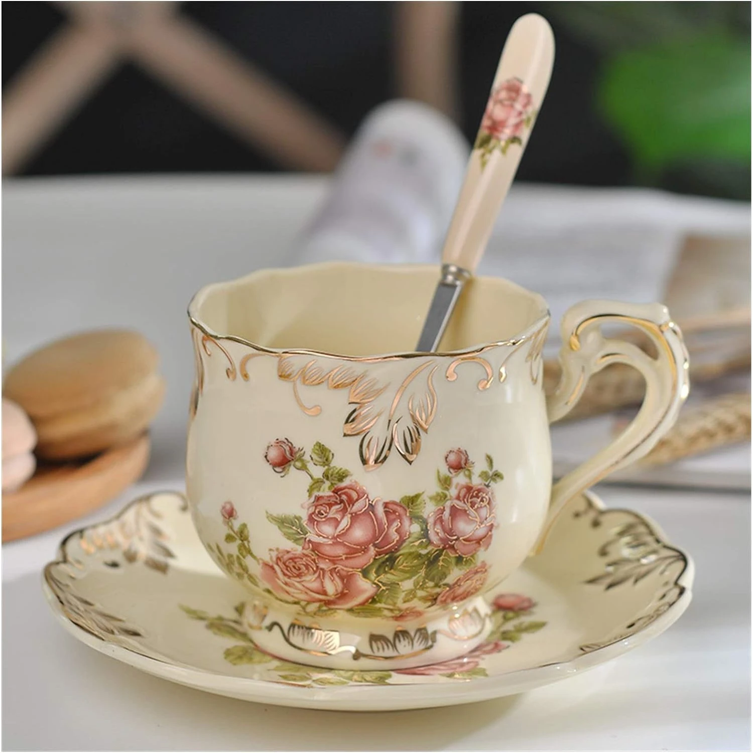 

Elegant and luxurious handcrafted porcelain tea set with a stunning traditional botanical motif - Perfect for tea enthusiasts, t