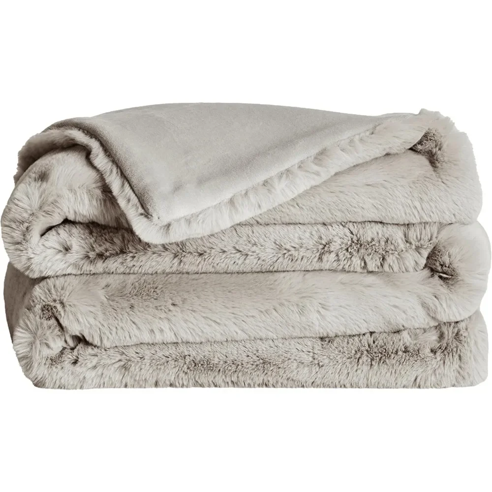 

Marshmallow - Faux fur blanket - Heavy weight super soft blanket Made from recycled material Machine washable MediumCamp Quilt