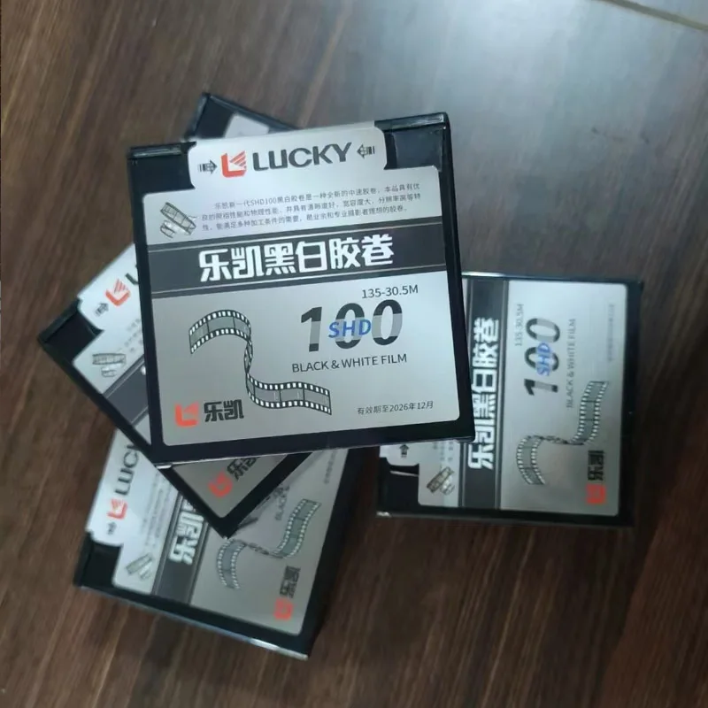 2025 جودة عالية LUCKY SHD 400/SHD 50 135 ملم فيلم أبيض وأسود 30.5 متر قرص واضح وعالي الدقة (حياة الرف 2027)