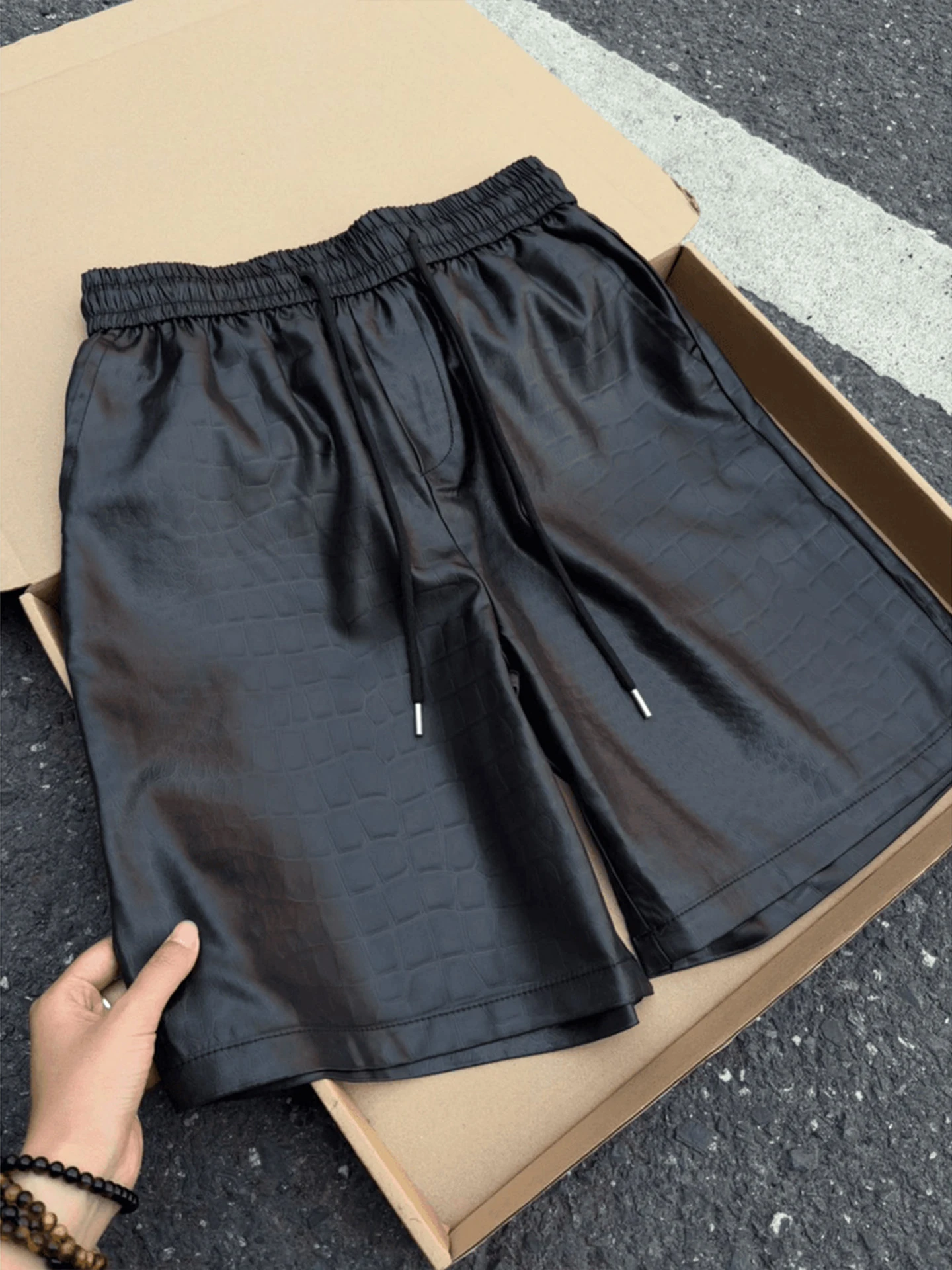 Black Textured Cool Feeling Silk Smooth Ice Silk Shorts Men Summer Thin Quick Dry Five-Quarter Beach Holiday Pants