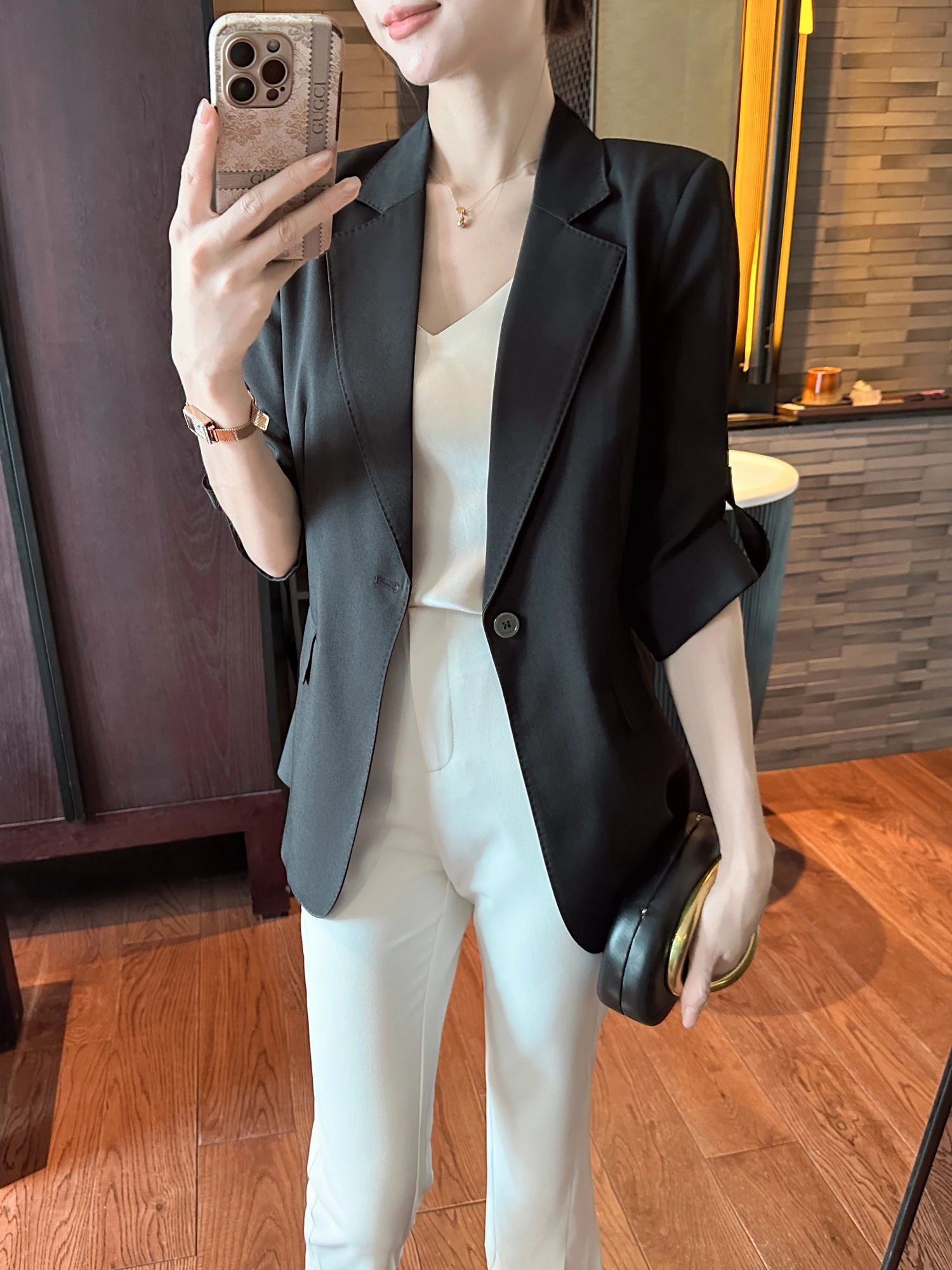 

Элегантный деловой повседневный пиджак с рукавом три четверти черного цвета для женщин: модный, качественный, для офиса и повседневной носки.