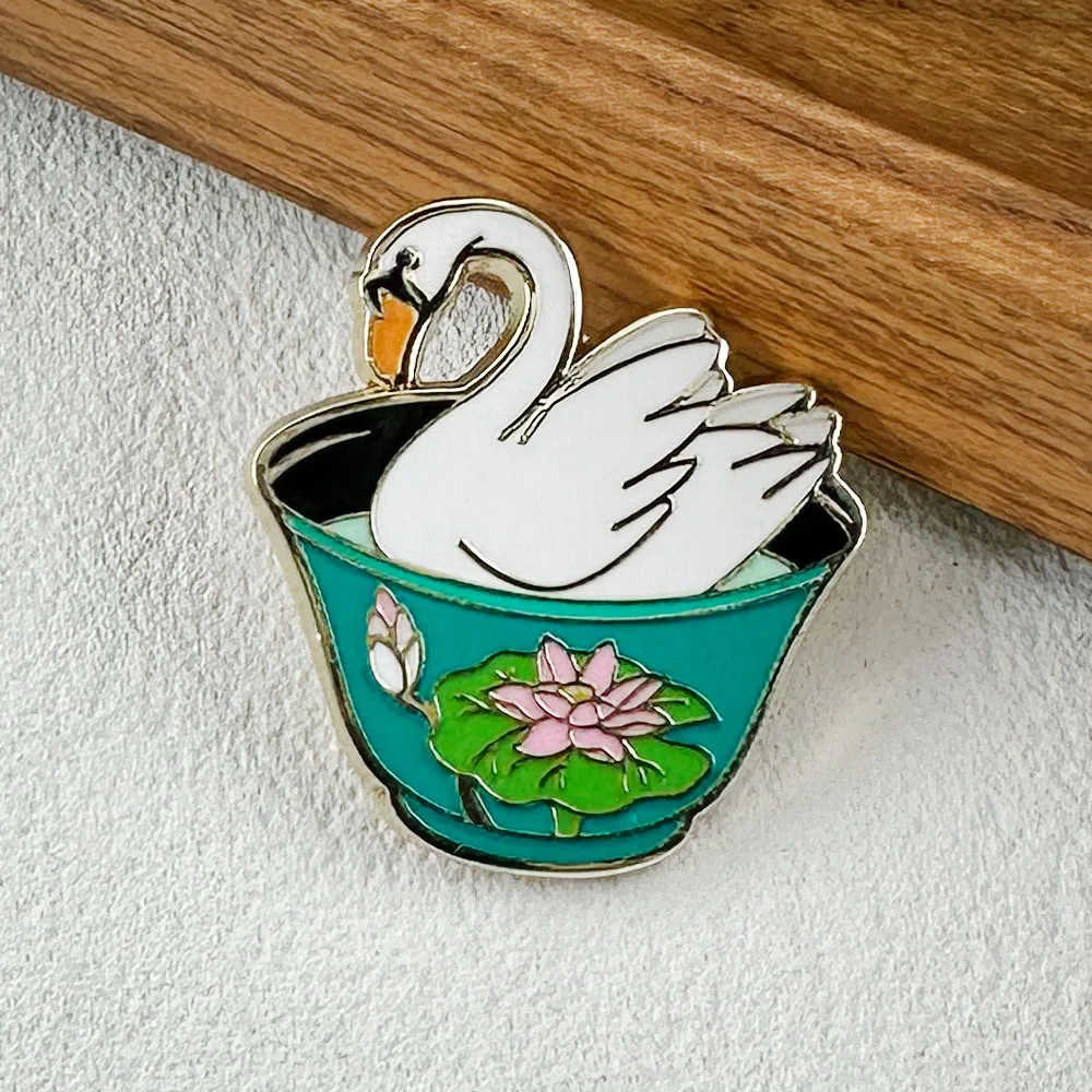 Niedliche weiße Schwan-Emaille-Brosche in Lotus-Schale, Cartoon-Tier-Anstecknadel, Abzeichen für Rucksack, Hut, modisches Schmuckzubehör, niedliches Geschenk – Detail 5