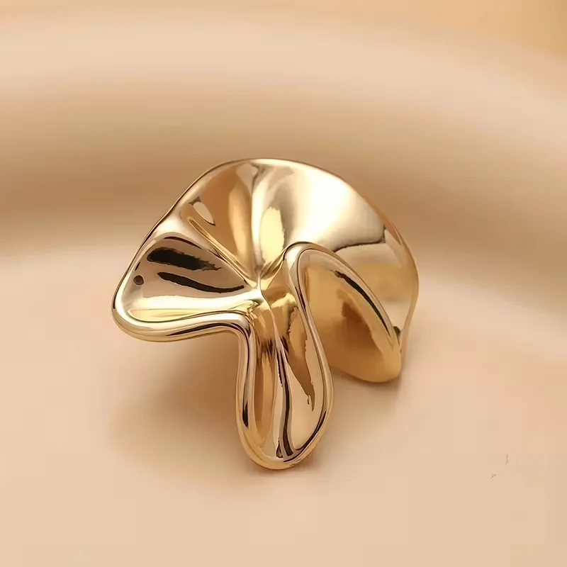 10 Exquisite Golden Metal Flower Buttons - Fashionable Hand-Sewn Fasteners for DIY Handicraft Projects