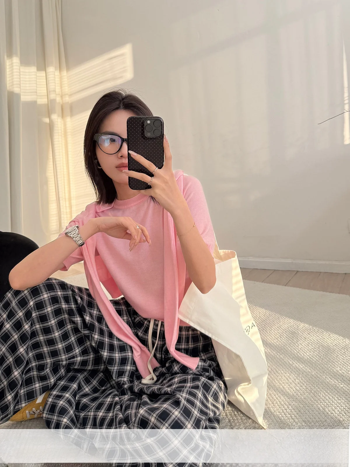 

Комплект из двух предметов: вязаный кардиган с круглым вырезом и коротким рукавом MUCCHICmiu и жакет. Женский повседневный модный комплект для весеннего сезона.