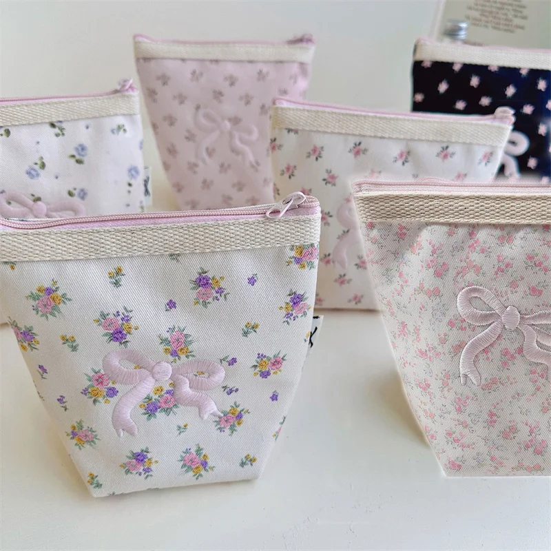 Pequeña bolsa de maquillaje con bordado Floral de algodón, organizador de artículos de tocador, estuches de almacenamiento impermeables para mujer