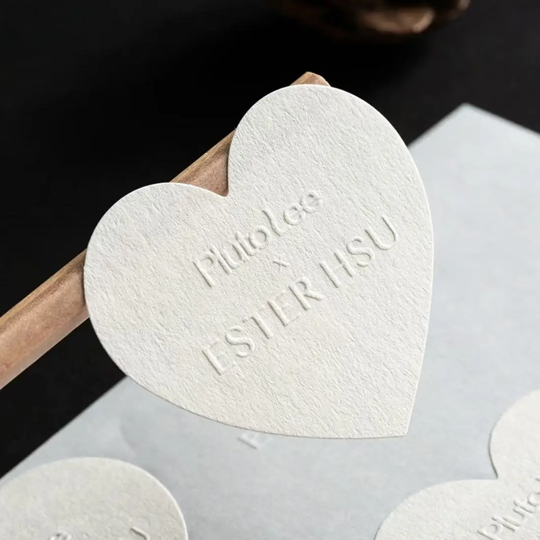 200pcs Custom Embossed Logo White Texture Paper Sticker 3D Relief Adhesive Label For Bakery Boutique Wedding Packaging
