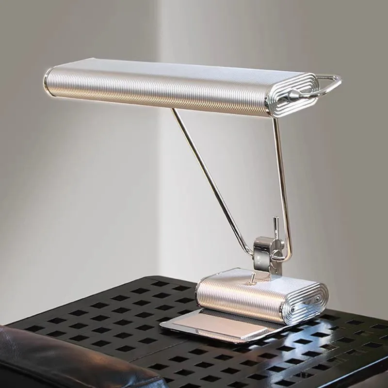 

Modern minimalist modern Nordic decorative table lamp bedside premium classic bedroom bedside desk lamp