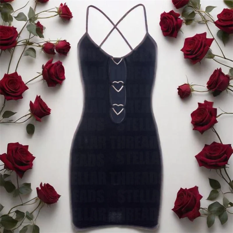 놀랍게도 Chic Black Bodycon 미니 원피스: 눈부신 Crisscross 스트랩 및 섬세한 하트 모티프 컷 아웃 세부 사항