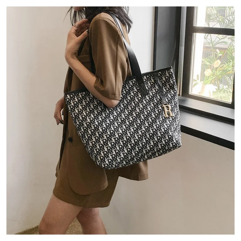 Versatile Tote Bag for Women Spacious Tote Bag Stylish Minimalist Shoulder Bag Handbag Generously-Sized Commuter Bag