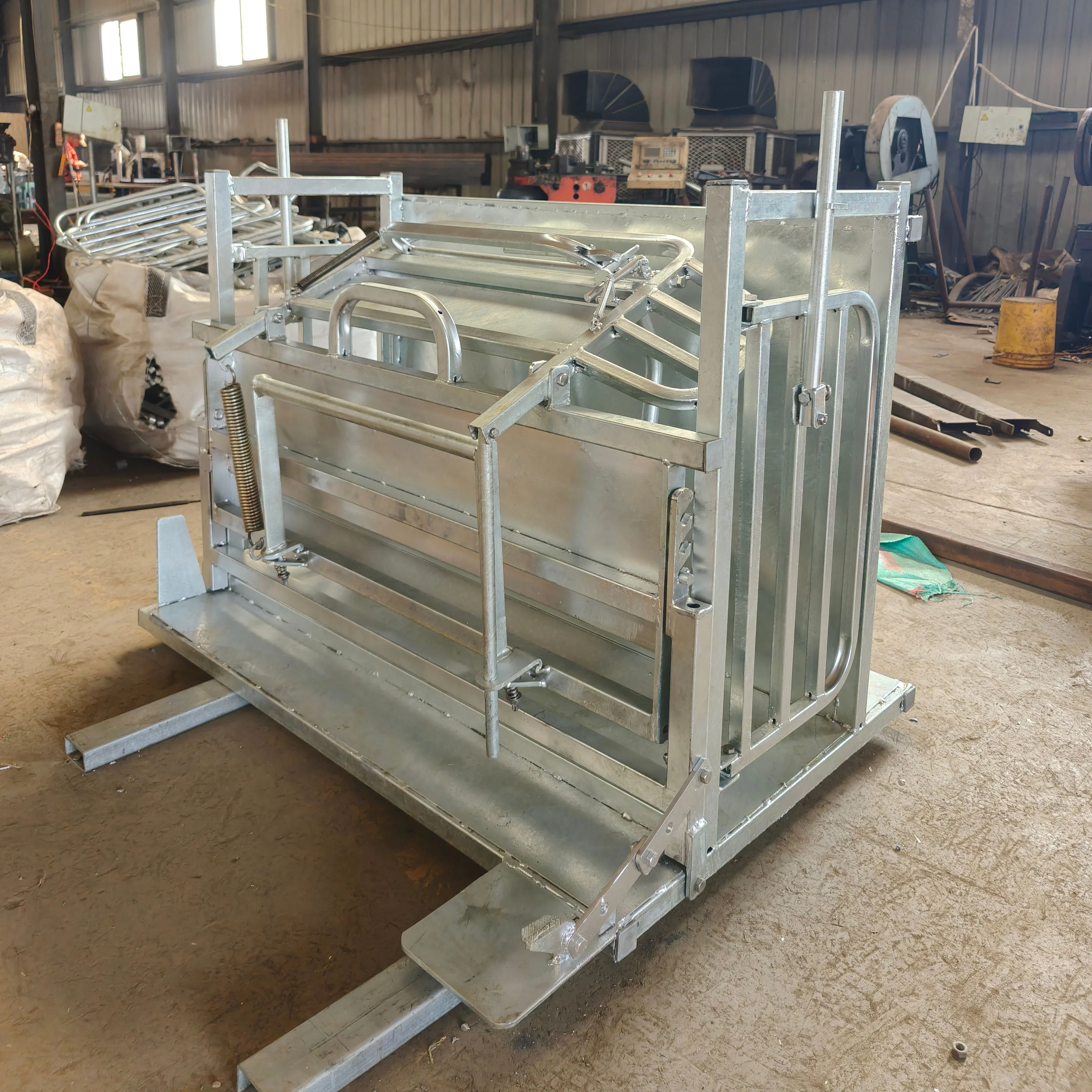 Easy To Operate Sheep Crush Hot-Dip Galvanizing Sheep Turnover Crate Catcher for farm equipment