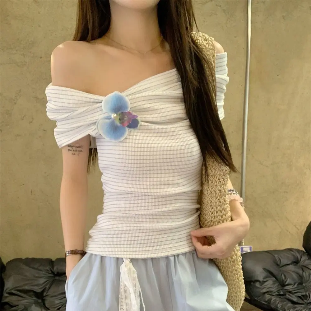 

Удобный укороченный топ в полоску с открытыми плечами, облегающая футболка в полоску с цветочным принтом, милая женская одежда, футболки в богемном стиле, пляжная одежда