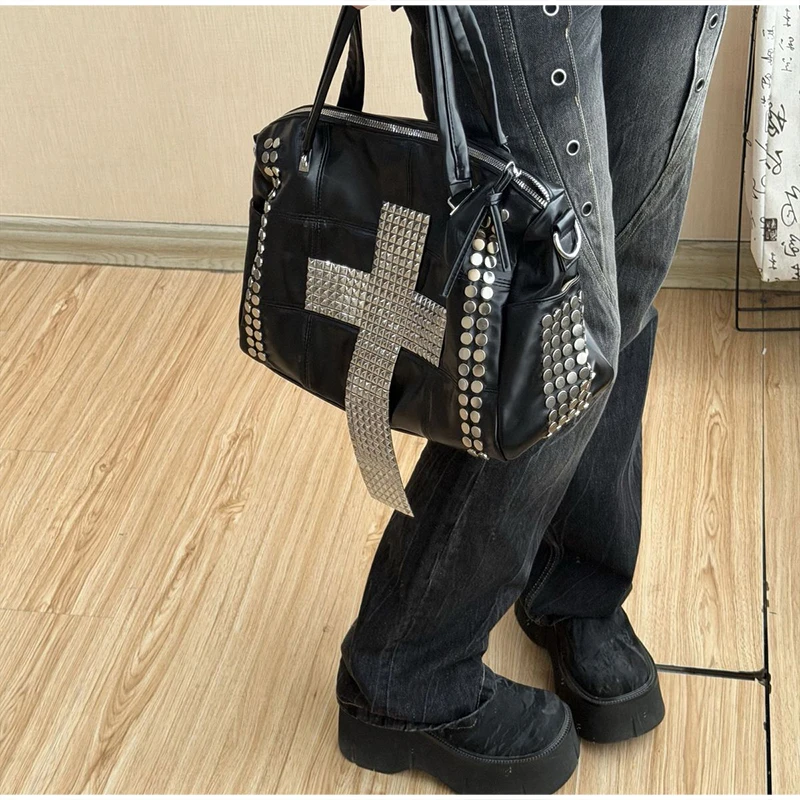 Rivet Cross Umhängetasche, Damen Punk Metall-Nietenbesetzte Tragetasche, Große Kapazität Motorrad-Biker-Stil Streetwear Handtasche – Detail 6