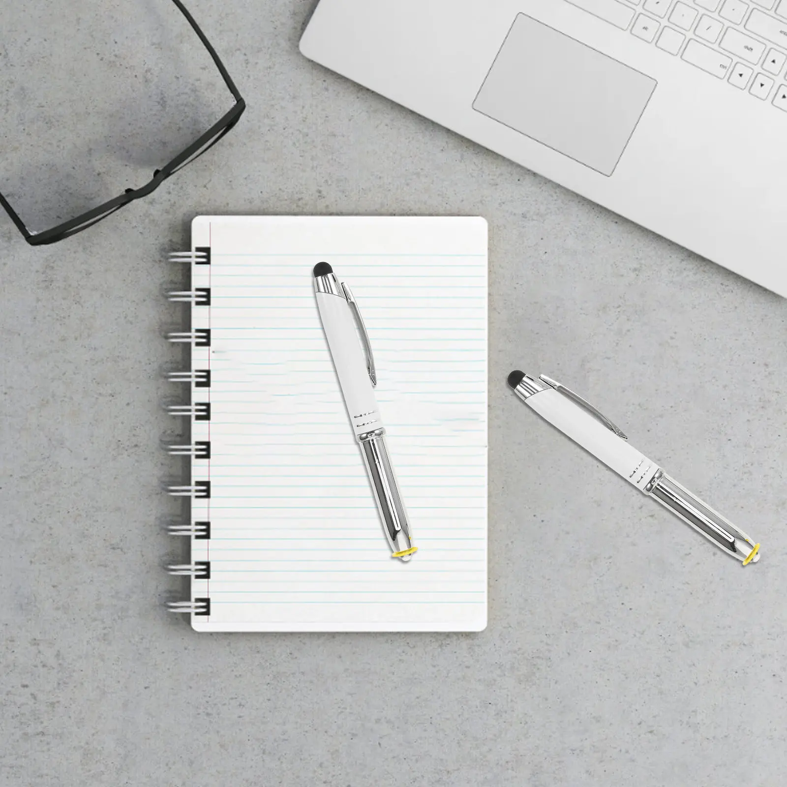 

2 шт. металлических емкостных стилусов 3-в-1 с LED-подсветкой, силиконовыми наконечниками и тканевыми насадками для телефонов и планшетов, быстрое реагирование