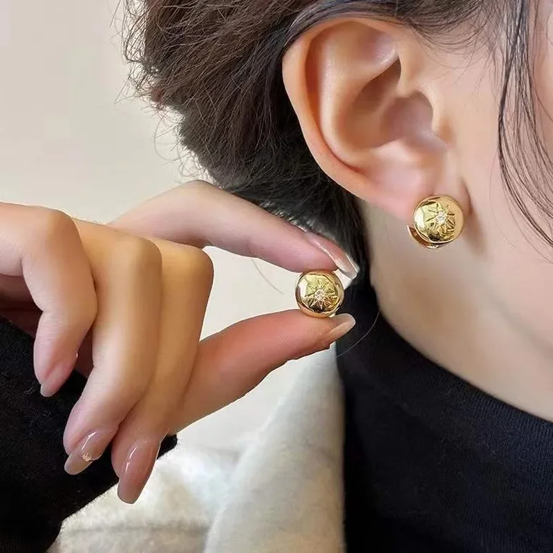 2024 New Earrings Light Luxury Tassel Small Personality Design Electroplating 18Kins Premium Diamond Earrings Ear Buckles