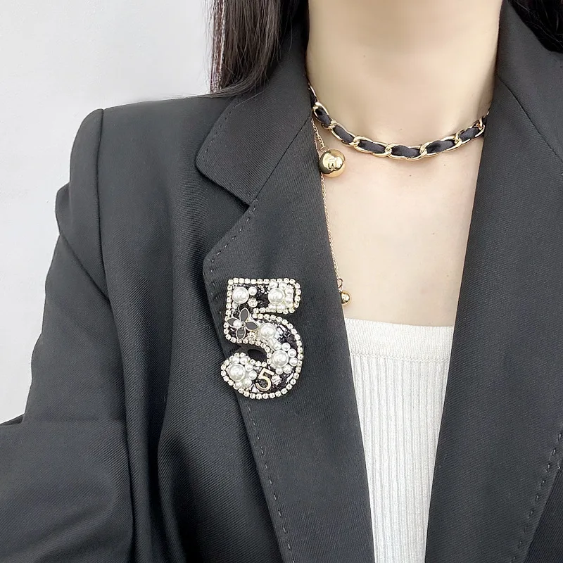 

New High-end Fashion Brooch for Women Luxurious and Atmospheric Rhinestone Pearl 5-character Pin Accessory