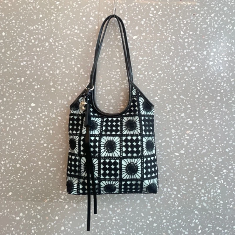 

Niche Design of Handmade Embroidered Hollowed-out Shoulder Bag for Woman 2025Autumn and Winter New Fashion Plaid Underarm Bag
