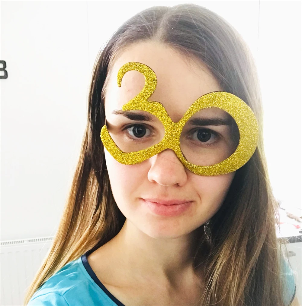 1 Beutel Gold Happy Number 30. 40. 50. 60. Geburtstag Jahre alt Brille Photo Booth Requisiten Jahrestag Erwachsene Home Party Dekoration