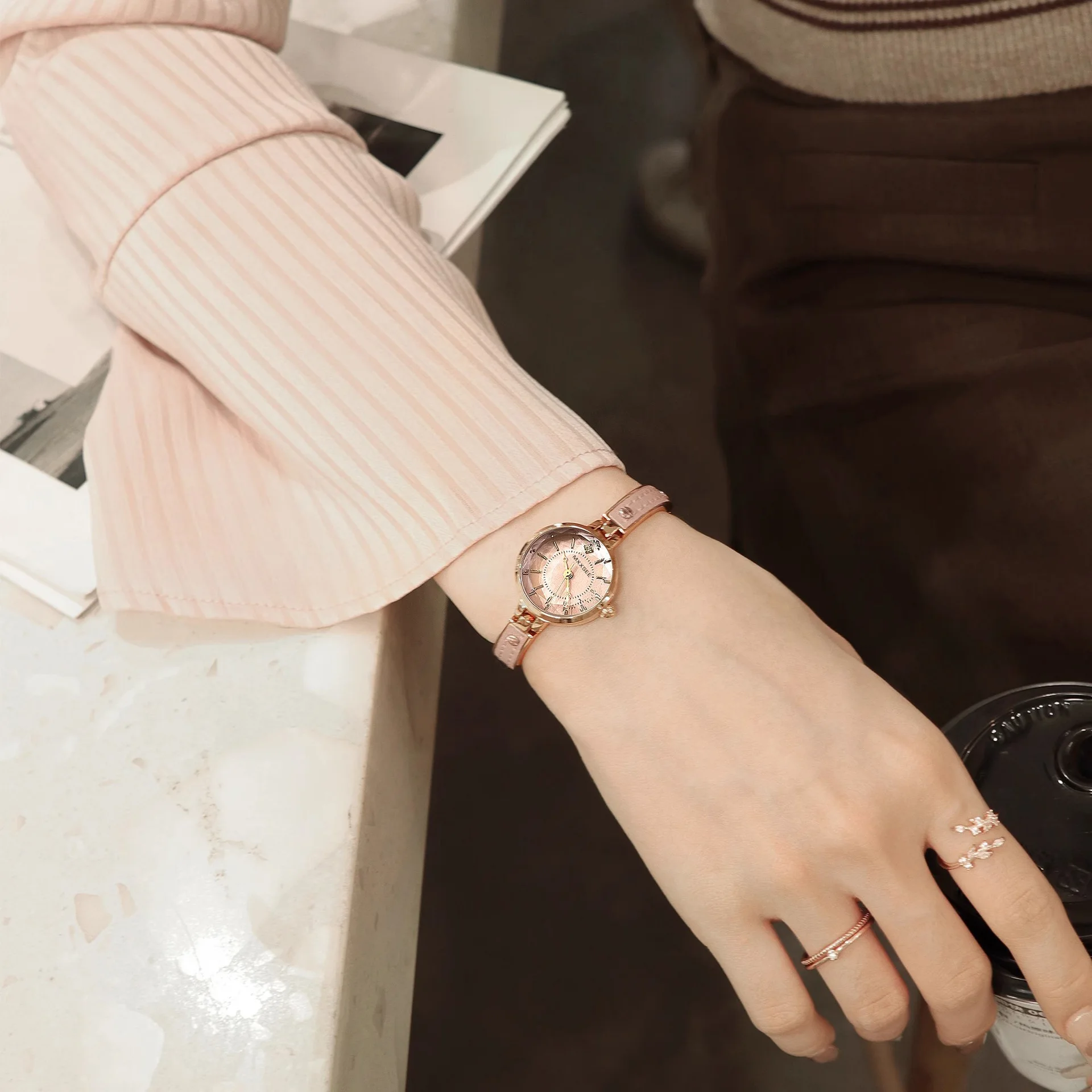 شاشة عرض أنيقة للسيدات، عرض يدوي حساس، وقت سيدة فاخرة ومهارة صغيرة، مسند ذراع نصف يد، عرض حديد