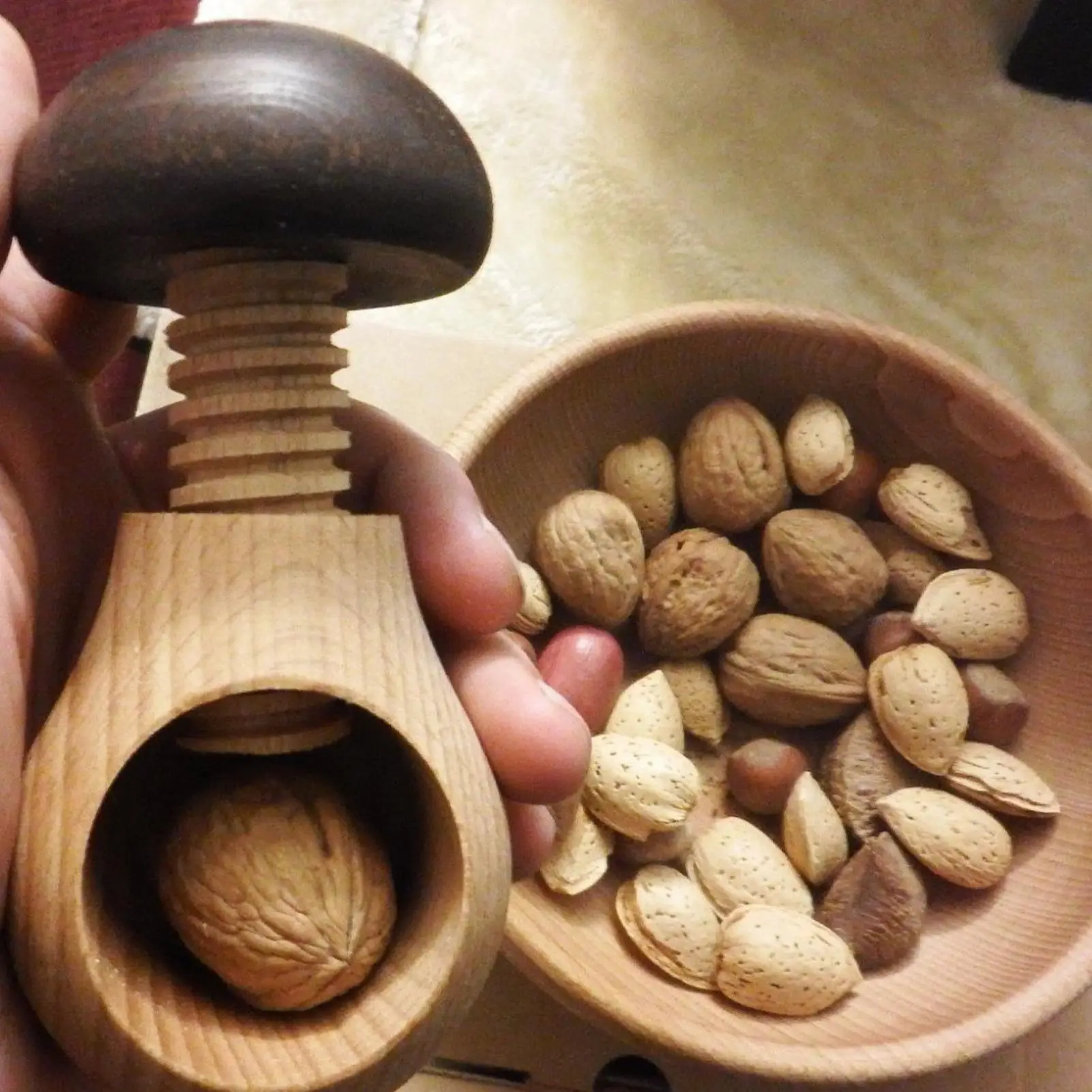 

Wooden Nutcracker Tool Handheld Mushroom-Shaped Walnut Cracker Multipurpose Nut Sheller Kitchen Gadget for Chestnut