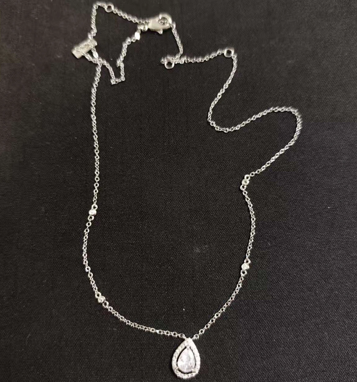 

Серебряное колье 925 пробы с цирконом в форме капли, минималистичный роскошный дизайн, гипоаллергенное, элегантный подарок для нее