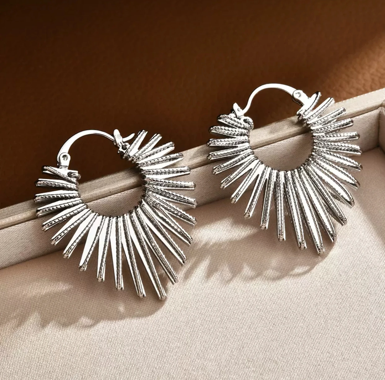 [Personality] European and American high-end temperament, heart-shaped ear clips, autumn and winter new products, exaggerated