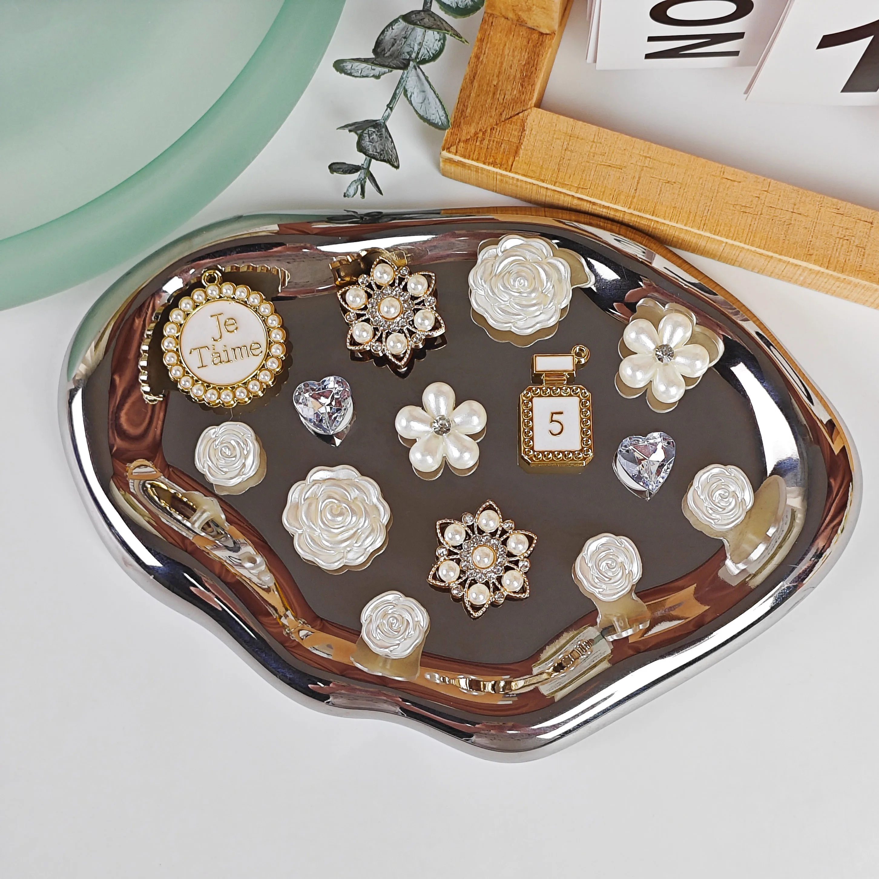 14Pcs DIY Shoe Decoration Charms, Shiny Pearl Flowers, Perfume Bottles, Heart-Shaped Rhinestone Decorative Buckles, Non-Metal Lightweight Material, Y2K Fashion Versatile Cute Personality Accessories for Men and Women, Suitable for Eva Beach Shoes, Sandals, Removable Shoe Decorations, Holiday Gifts