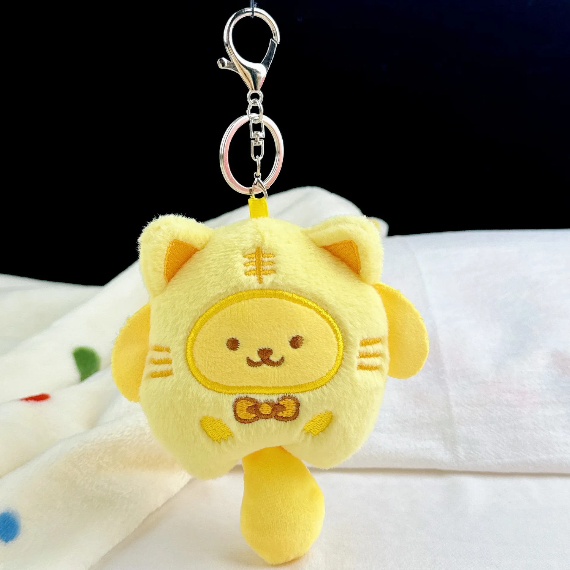 مرحبا كيتي لطيف أفخم دمية محشوة المفاتيح أنيمي الطرفية كورومي على ظهره سلسلة معلقة هدايا العيد للبنين والبنات