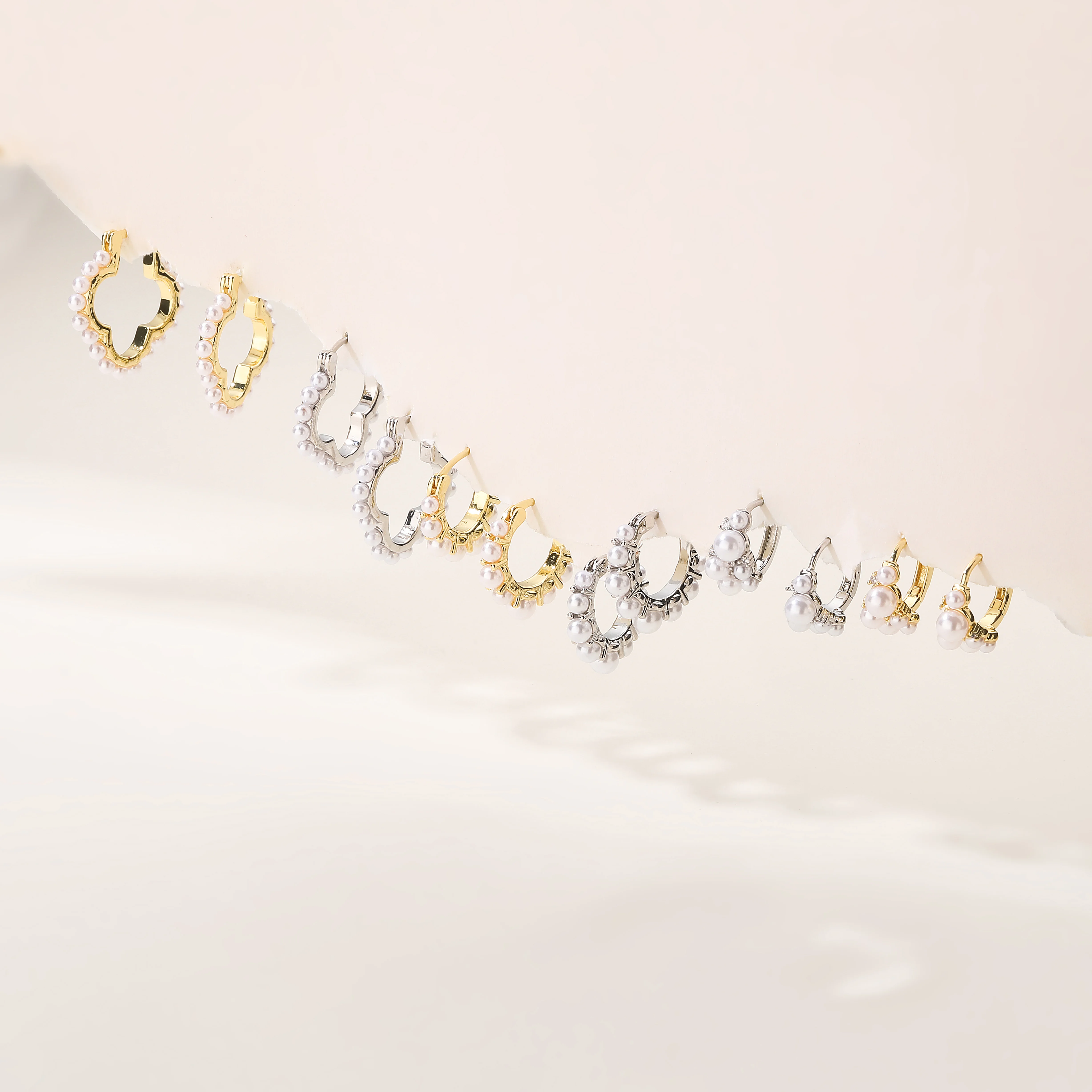 HECHENG,Exquisite Vintage-Style Imitation Pearl Four-Leaf Clover Lightweight Hoop Earrings Women's Evening Jewelry (1 Pair)