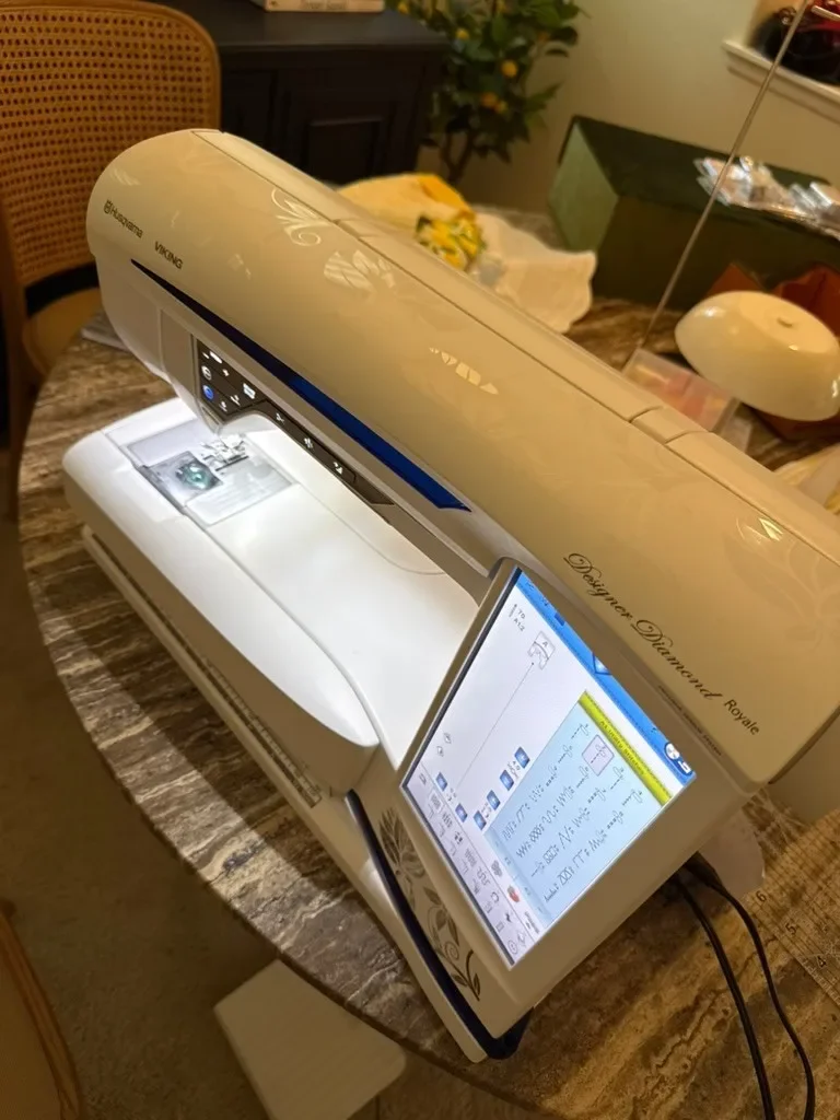 Husqvarna Viking Designer Diamond Royale-Embroidery+Sew+Quilting/Machine Combo