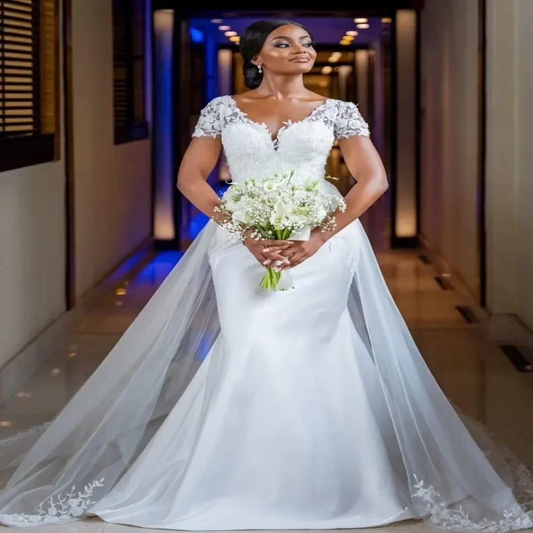 Abito da sposa a sirena con maniche corte con scollo a V di bellezza personalizzato Sweep Train Vestido De Casamento Abito da sposa con bottoni in pizzo sul retro